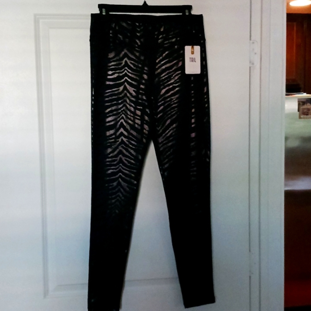 Tail new, shiny, leopard print leggings